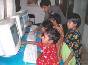 images/dzieci przy komputerach.jpg02323.jpg